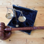 Advies om de wet aan te passen zodat de civiele rechter in bepaalde gevallen onwaardigheid kan vaststellen, gebaseerd op onderzoek naar erfrechtelijke kwesties.