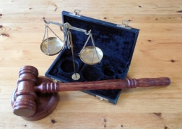 Advies om de wet aan te passen zodat de civiele rechter in bepaalde gevallen onwaardigheid kan vaststellen, gebaseerd op onderzoek naar erfrechtelijke kwesties.