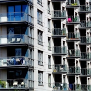 Overweeg je een appartement te kopen? Let goed op de VvE, het reservefonds en de splitsingsakte om verrassingen te voorkomen. Ontdek wat je moet weten voordat je tekent.
